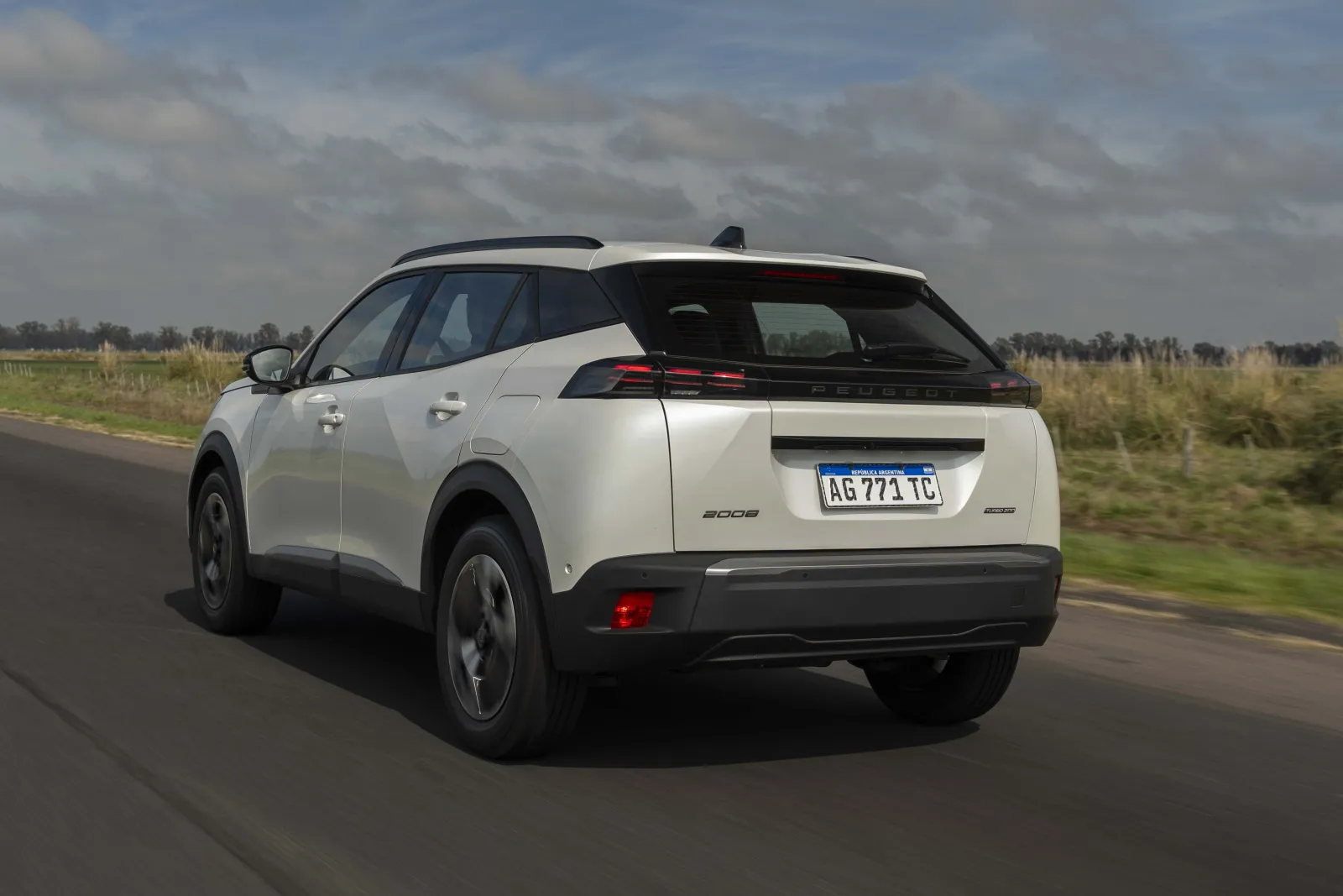 Peugeot 2008 — Trasera