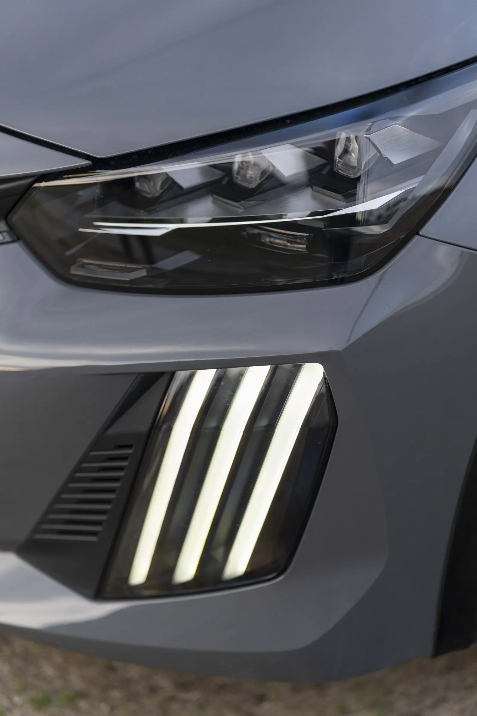 Peugeot 208 — Firma de 3 garras