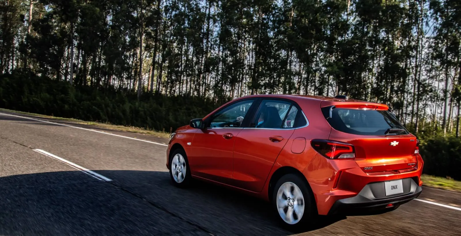 Chevrolet Onix — Frente 3/4 atardecer