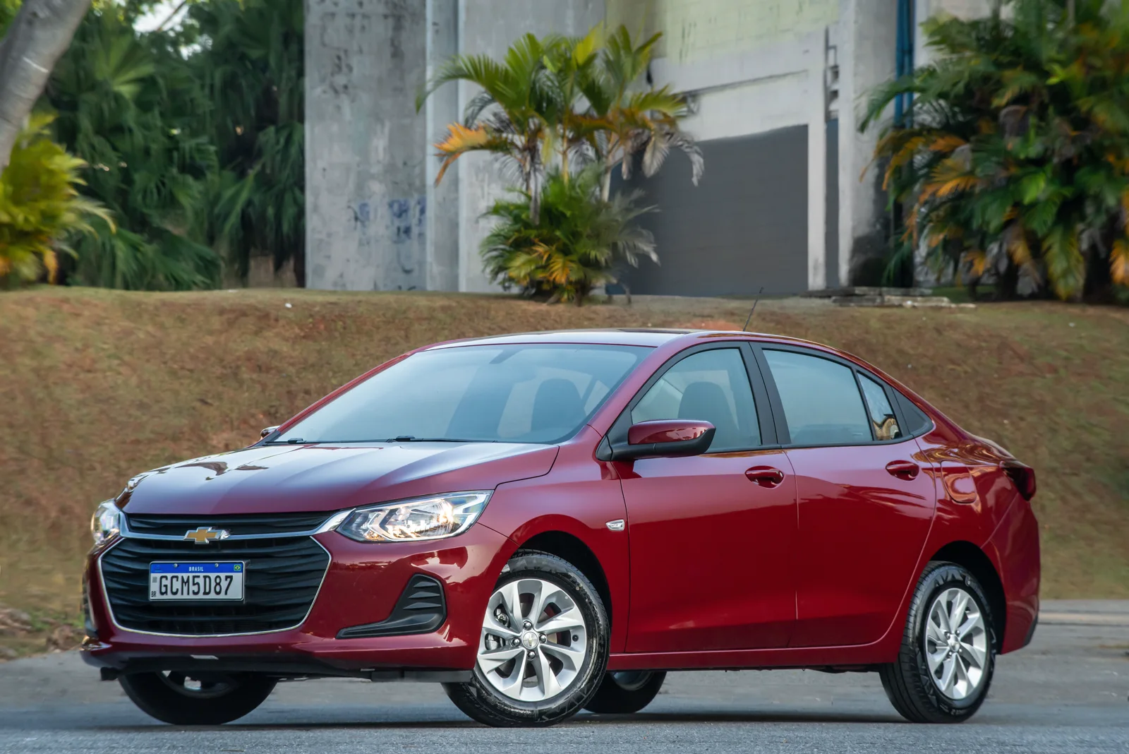 Chevrolet Onix Plus — Perfil en ciudad