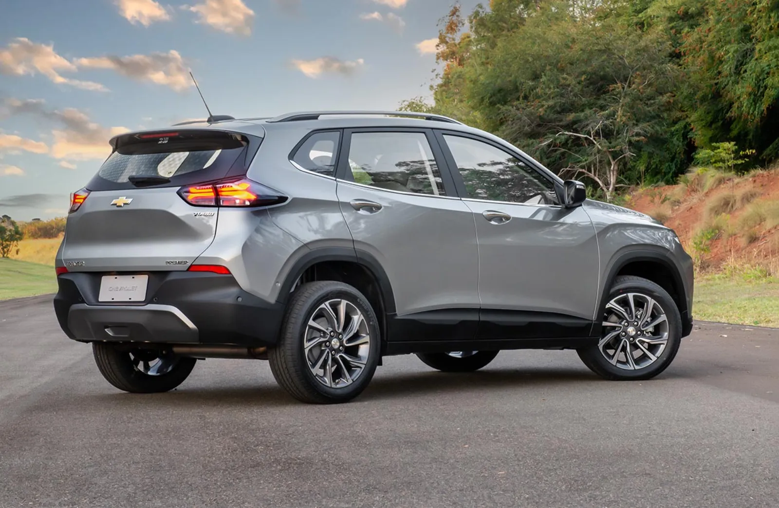 Chevrolet Tracker — 6 airbags + ESC